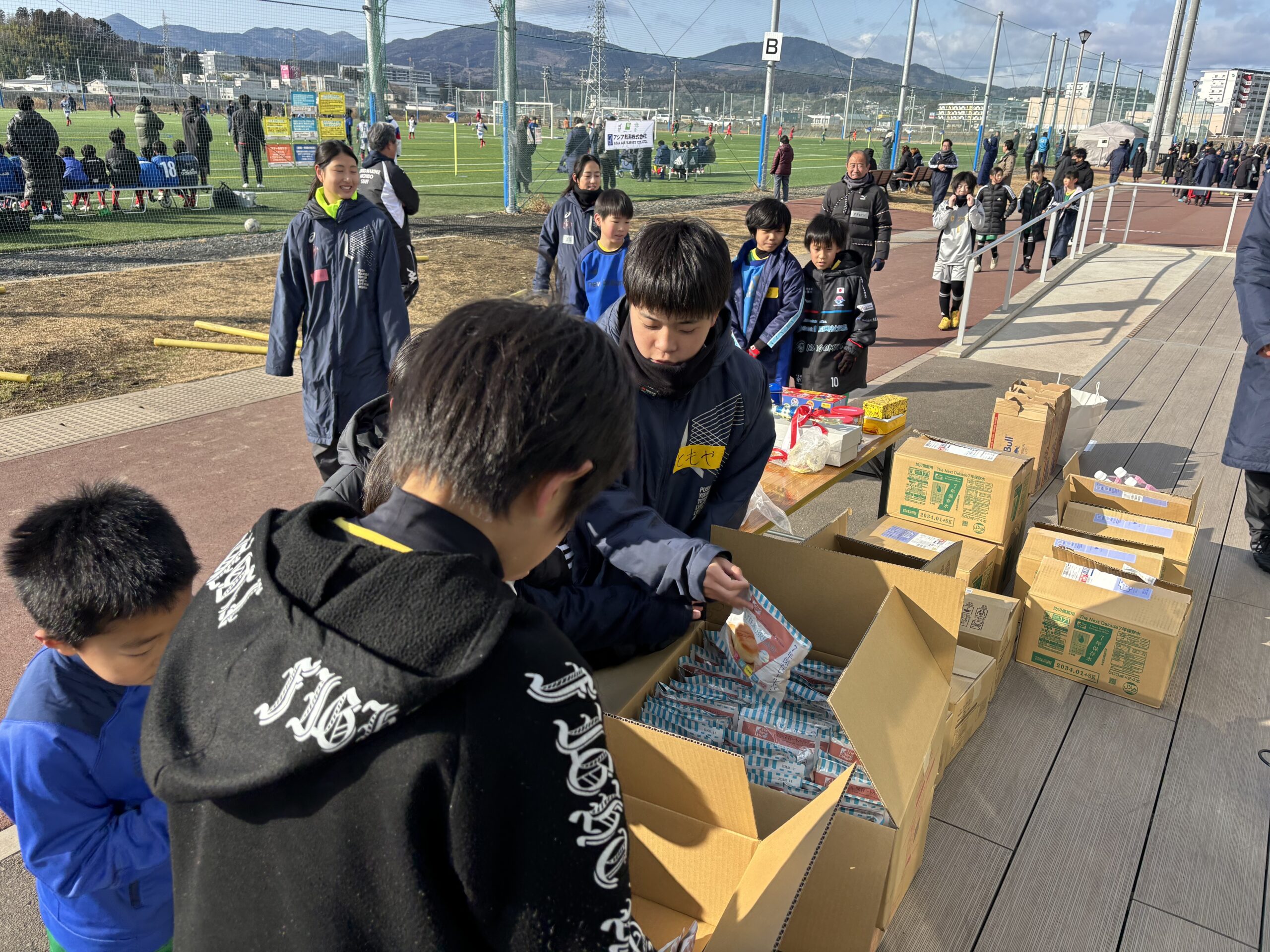 協賛品を食べる子どもたち