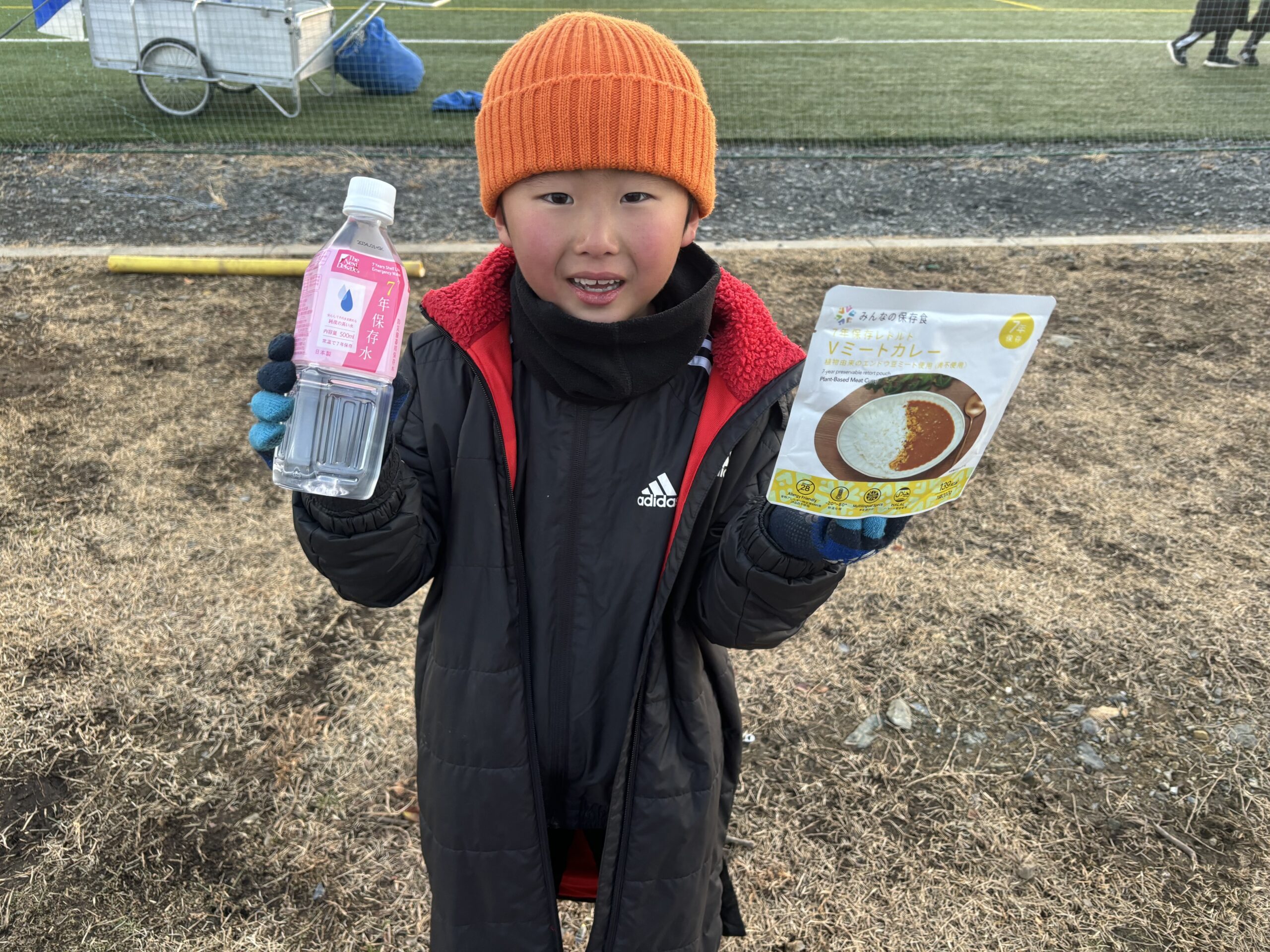 協賛品を食べる子どもたち