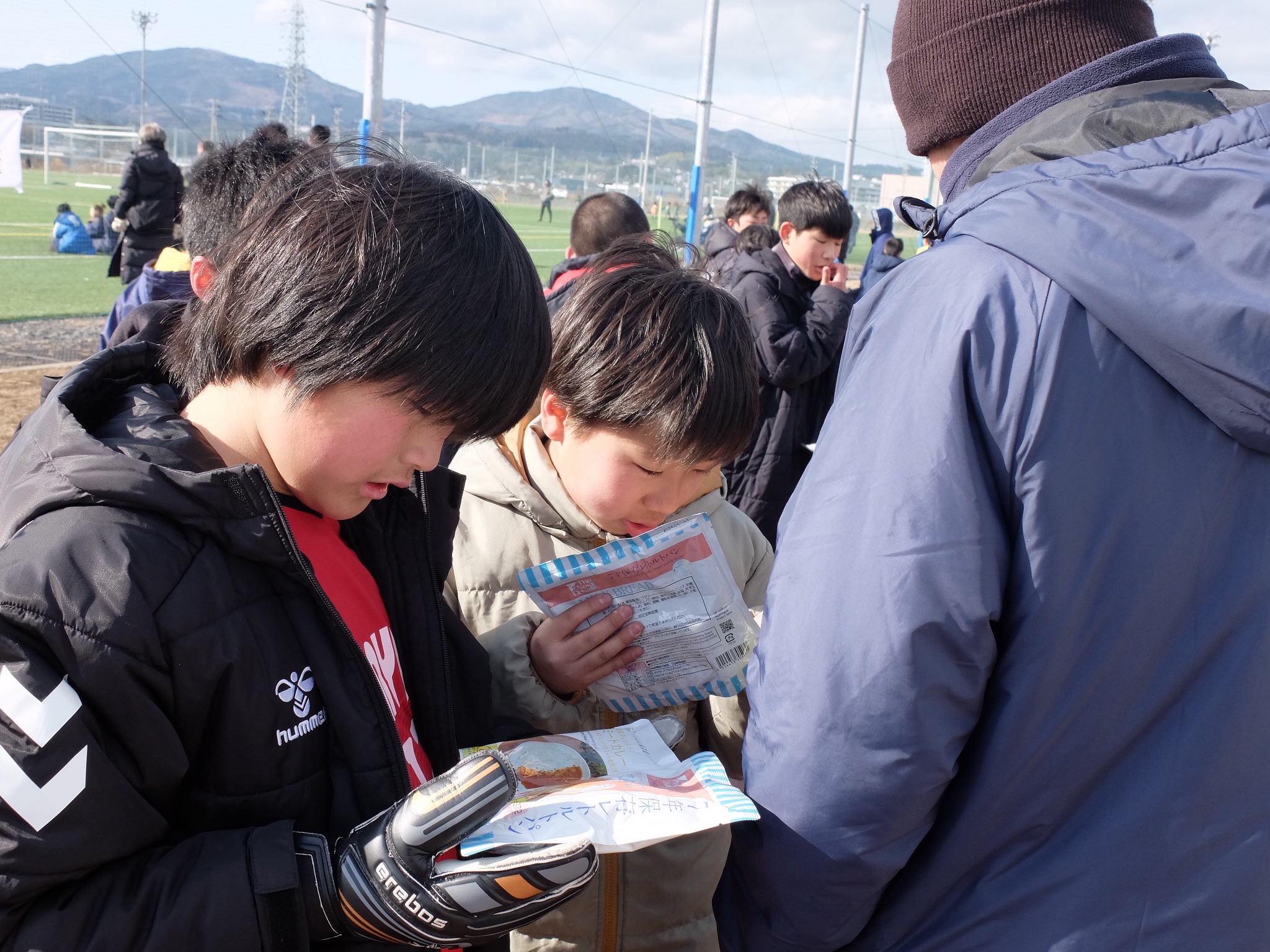 協賛品を食べる子どもたち