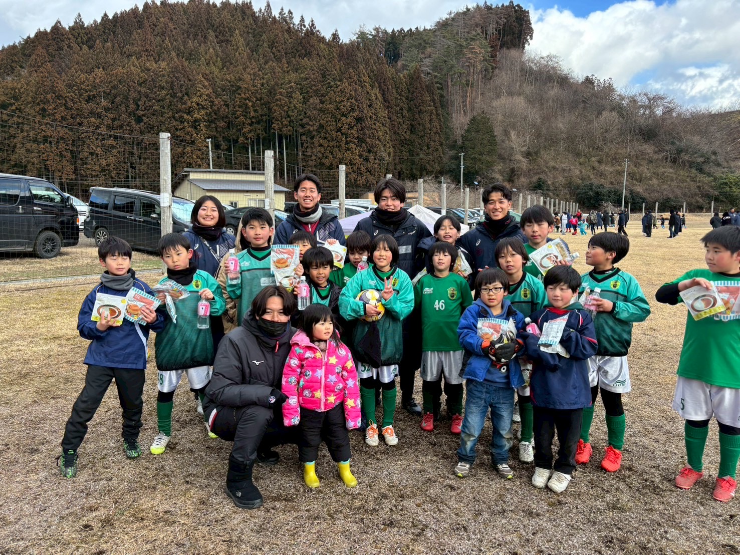 協賛品を受け取る子どもたち