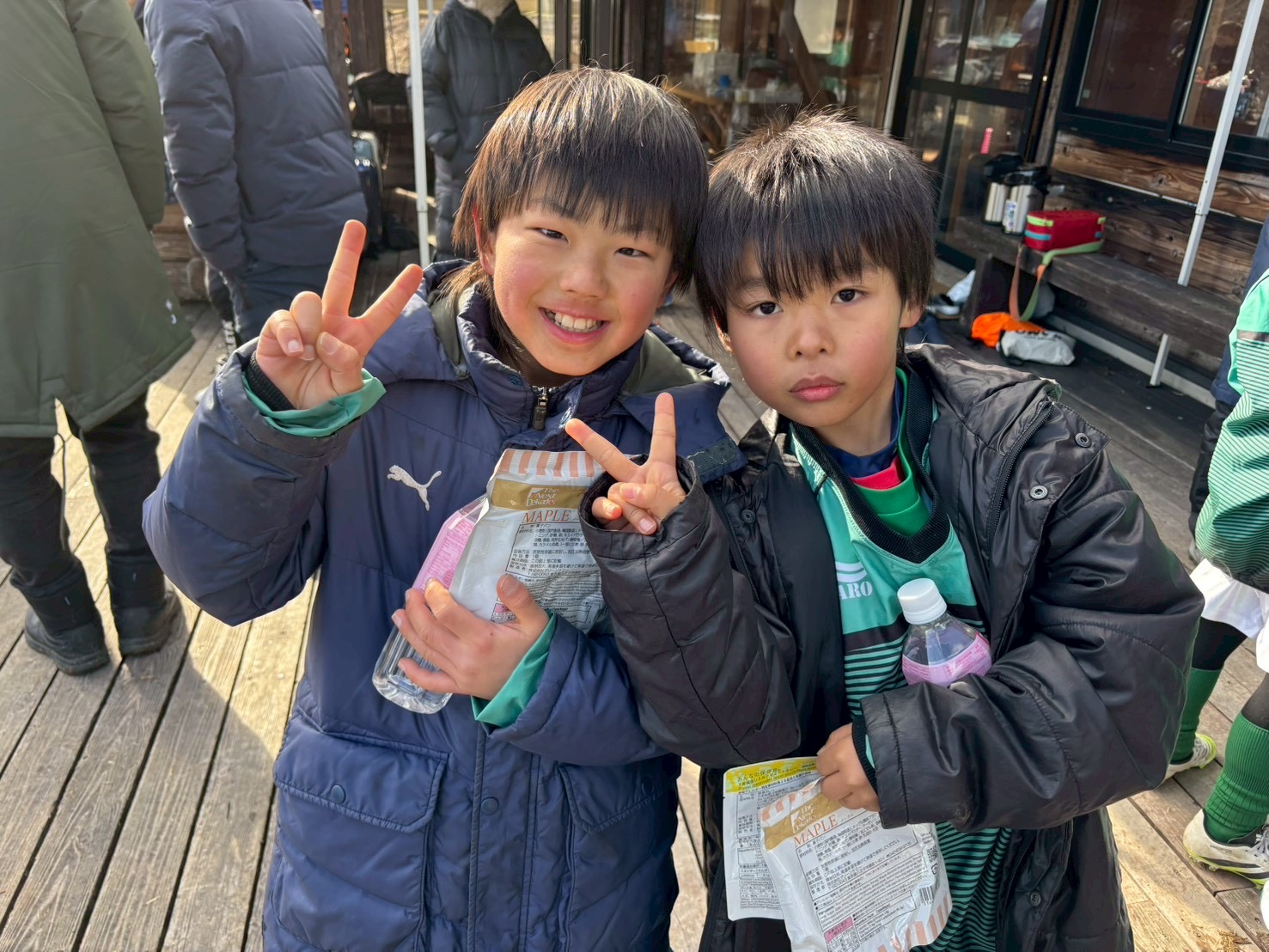 協賛品を持つ子どもたち