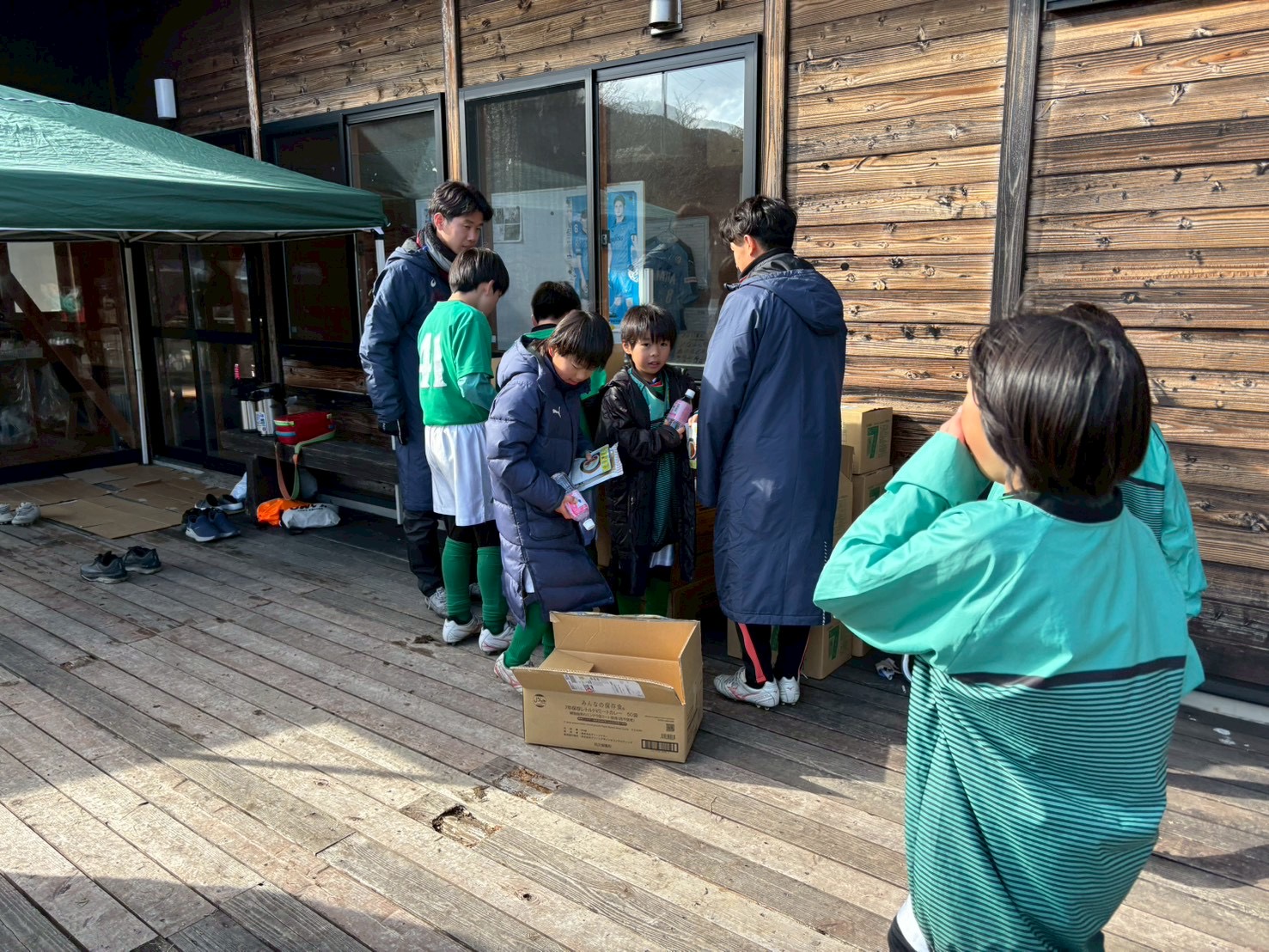 協賛品を持つ子どもたち