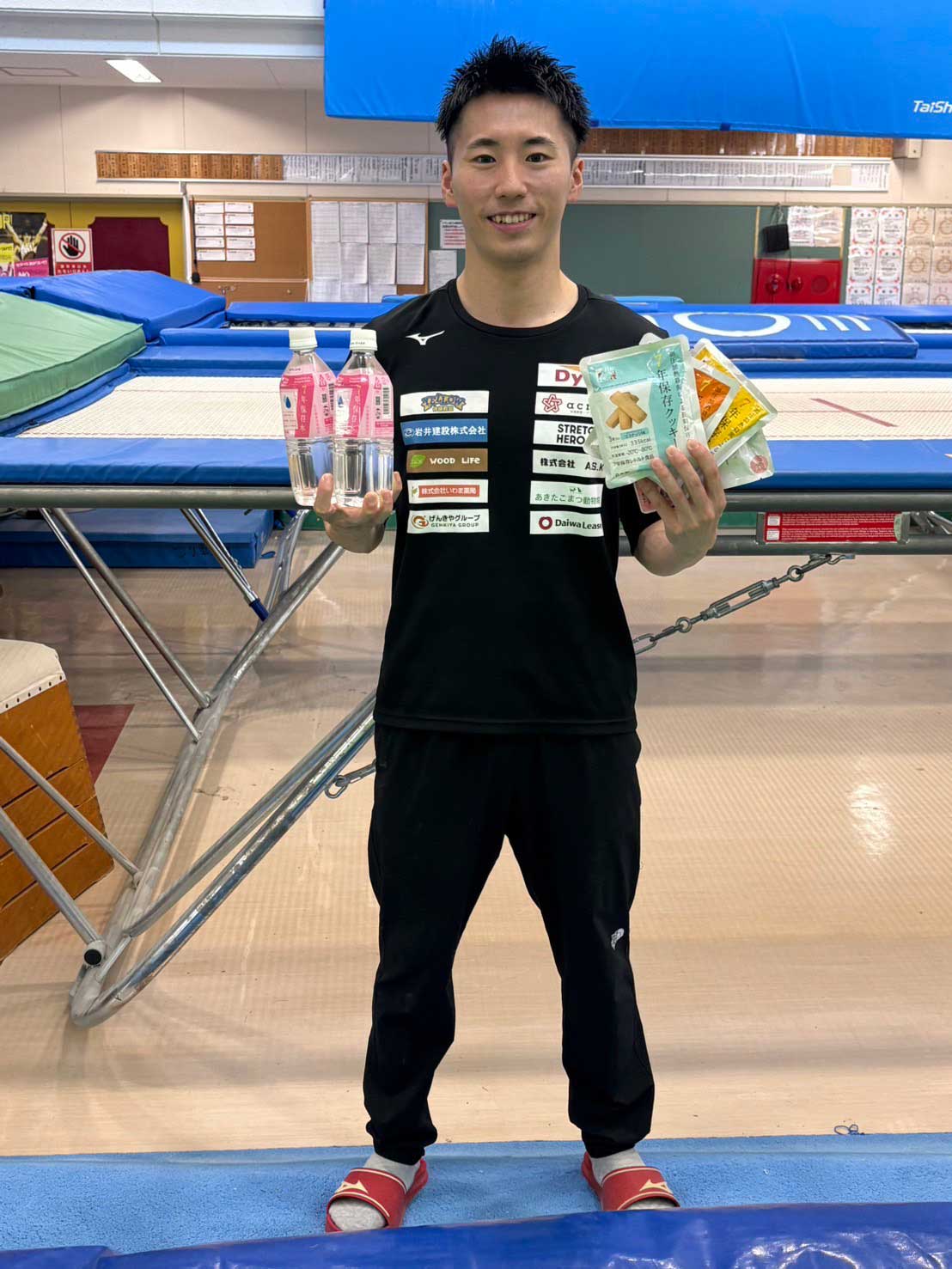 GDAC商品を手にした山田大翔選手
